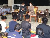 ملك وملكة تايلاند يزوران عائلات ضحايا الهجوم على حضانة أطفال