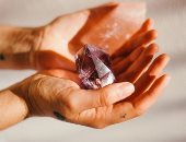 ضعه تحت ضوء القمر  أو إدفنه فى الأرض.. 4 طرق لشحن طاقة حجرك الكريم 