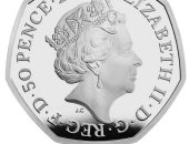 عملة تذكارية تحمل صورة الملكة إليزابيث احتفالا بمئوية "‏BBC‏".. صور‏