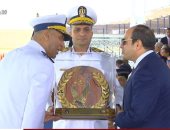 رئيس أكاديمية الشرطة يقدم درع الأكاديمية إلى الرئيس السيسي خلال حفل التخرج