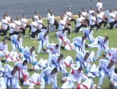 خريجو كلية الشرطة يقدمون عروض الدفاع عن النفس خلال حفل تخرجهم 