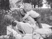صور جديدة لكارى جونسون برفقة أطفالها باللونين الأبيض والأسود