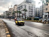 "الشتا يدق الببان".. أمطار خفيفة تداعب شوارع الإسكندرية