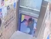 ينجو من الموت بأعجوبة.. شاب روسى كاد يفقد رأسه بسبب خلل فى مصعد "فيديو"