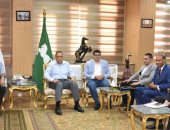 محافظ الشرقية يلتقى مسئولى الوحدة المركزية لحياة كريمة لمتابعة مشروعات الحسينية