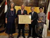 سفير اليابان بالقاهرة يسلم هشام بدر وسام إمبراطور اليابان "الشمس المشرقة"