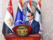 الرئيس السيسي يصافح أوائل الكليات العسكرية والجامعات المصرية