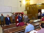 رئيس جامعة سوهاج يتفقد اختبارات المتقدمين للالتحاق ببرامج التعليم المدمج