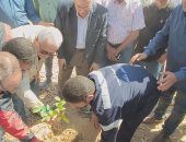 محافظ الأقصر يشارك الشباب والمغامر المصري في زراعة 100 شجرة..صور