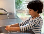 فوائد غسل اليدين لطفلك عديدة.. منها تقليل فرص الإصابة بالعدوى