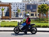 مغامر يبدأ رحلة "تغير المناخ" من أسوان إلى شرم الشيخ عبر دراجة كهربائية.. صور