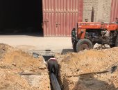 تنفيذ بالوعات لصرف مياه الأمطار بطريق "السيالة بورسعيد" فى دمياط