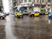 الأمطار تضرب الإسكندرية وانخفاض درجة الحرارة..استمرار موجة التقلبات الجوية (فيديو)