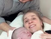 طبيب برازيلى يساعد زوجته على ولادة طفلتهما فى المصعد.. فيديو صور