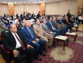 محافظ ورئيس جامعة الفيوم يناقشان دور الفيزياء فى التغيرات المناخية.. صور