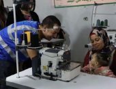"إيد بتساعد وإيد بتبنى".. "حياة كريمة" تجهز مشغلا بالمعدات والآلات لتدريب الفتيات