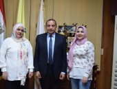 رئيس جامعة بنى سويف يستقبل سيدة التحقت بكلية التجارة مع ابنتها بعد كفاح مع الأمية