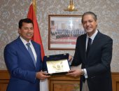وزير الشباب والرياضة يستقبل سفير مصر بالسودان 