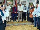 وكيل "تعليم بورسعيد" تشهد توزيع مكافآت المدارس الفائزة فى مسابقة احتفالات أكتوبر