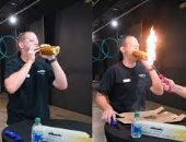 أمريكي يدخل موسوعة جينيس بوضع 150 شمعة مضاءة فى فمه لمدة 30 ثانية.. فيديو