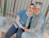 طالبة جامعية تحتفل بالتحاق والدتها بكلية تجارة بنى سويف