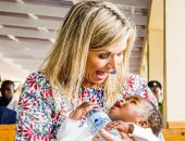ملكة هولندا تزور مستشفى أطفال فى تنزانيا بإطلالة أنيقة منقوشة بالزهور.. صور