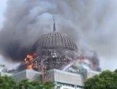 حريق هائل يتسبب فى انهيار قبة ضخمة لمسجد بإندونيسيا.. فيديو