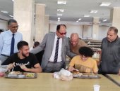 رئيس جامعة حلوان  يشارك طلاب المدينة الجامعية فى تناول وجبة الغداء بالمطعم المركزي 