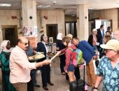 محافظ أسوان يستقبل الأفواج السياحية الوافدة لمشاهدة ظاهرة تعامد الشمس.. صور وفيديو