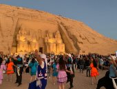 4000 سائح مصرى وأجنبى يشهدون ظاهرة تعامد الشمس بأبو سمبل.. صور