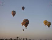 مغامرة في السماء.. البالون الطائر يسحر أفواج السياح من حول العالم بالأقصر.. تحسن الطقس يسهم فى زيادة الرحلات بتحليق 75 رحلة بالون على متنها 1500 سائح × يومين.. والمسئولون: الرحلات تخرج بإجراءات أمان عالية.. صور
