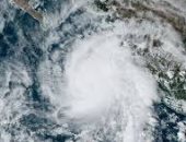 إعصار روزلين يجتاح مدينة بويرتو المكسيكية مع رياح سرعتها 215 كم/ساعة.. فيديو