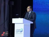 رئيس الوزراء يستعرض أوضاع مصر قبل انعقاد المؤتمر الاقتصادي عام 1982 