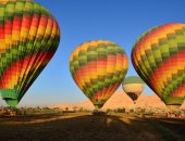 تحليق 49 رحلة بالون طائر تقل على متنها 980 سائحا من جنسيات متعددة غرب الأقصر
