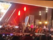 مجدي صابر وجيهان مرسي يسلمان راغب علامة درع التكريم في حفله بمهرجان الموسيقى العربية