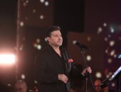 هاني شاكر يبدأ حفل مهرجان الموسيقى العربية بأغنية "أغلى اسم في الوجود".. صور