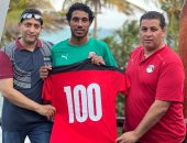 بعثة منتخب الكرة الشاطئية تحتفل بوصول مصطفى شيكا لـ100 مباراة دولية