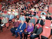 رئيس جامعة المنصورة يلتقي الطلاب الوافدين للاستماع إليهم وتيسير مطالبهم 