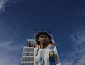 فنان أرجنتيني يشيد جدارية ضخمة للأسطورة مارادونا في العاصمة بوينس آيرس