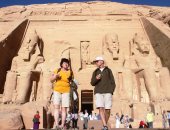 صورة اليوم.. "مصر آمنة" سائح وزوجته يستمتعان بزيارة آثار أبو سمبل