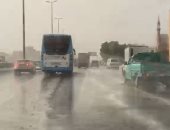 سقوط أمطار غزيرة وقطع ثلج أعلى الطريق الدائري فى الجيزة..فيديو
