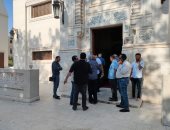 وصول جثمان والد الفنان أحمد فريد لصلاة الجنازة بمسجد المواساة بالإسكندرية