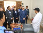 محافظ سوهاج يتفقد فعاليات المبادرة الوطنية لتطوير الصناعة "ابدأ".. صور