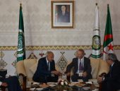 أبو الغيط يصل الجزائر ويطمئن على آخر التجهيزات المتعلقة بالقمة العربية 