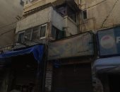 إزالة الأجزاء الخطرة والمعلقة بعقار قديم وسط الإسكندرية   