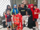 جماهير الأهلي تلتقط صورا تذكارية مع الغندور بالإمارات.. صورة