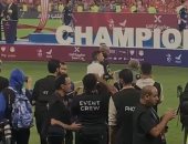 شيكابالا يصطحب مؤمن زكريا للملعب لحضور احتفال الأهلى بالسوبر.. فيديو