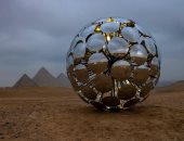 معرض فنى عالمى تحتضنه الأهرامات.. "الأبد ھو الآن" يعرض الأزمة البيئية (فيديو)