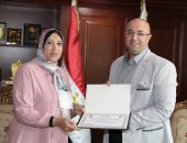 محافظ بني سويف يكرم أعضاء اللجنة التنفيذية لمبادرة المشروعات الخضراء الذكية