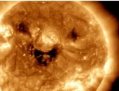 شعاع من البهجة.. ناسا تلتقط صورة للشمس تظهر كوجه "مبتسم"